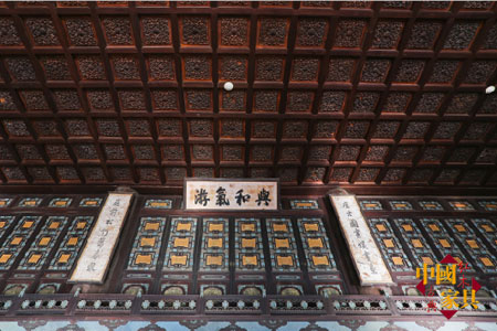 3殿宇頂部金絲楠木雕花競(jìng)相開放，為這恢宏雄偉的大殿增添無盡的富貴華麗